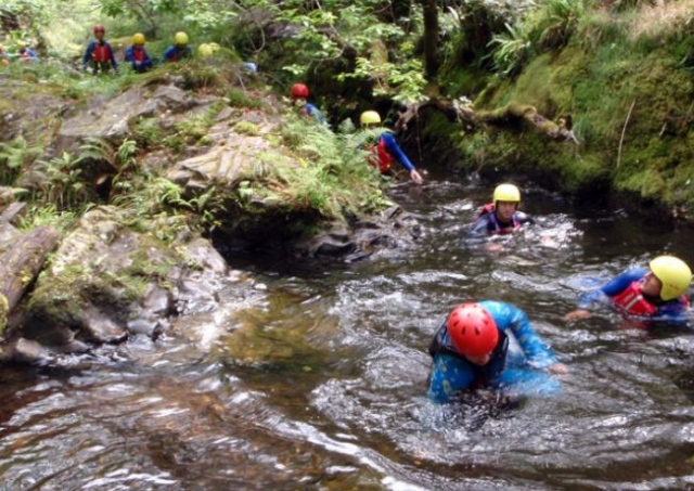  Abriéndose paso por el desfiladero